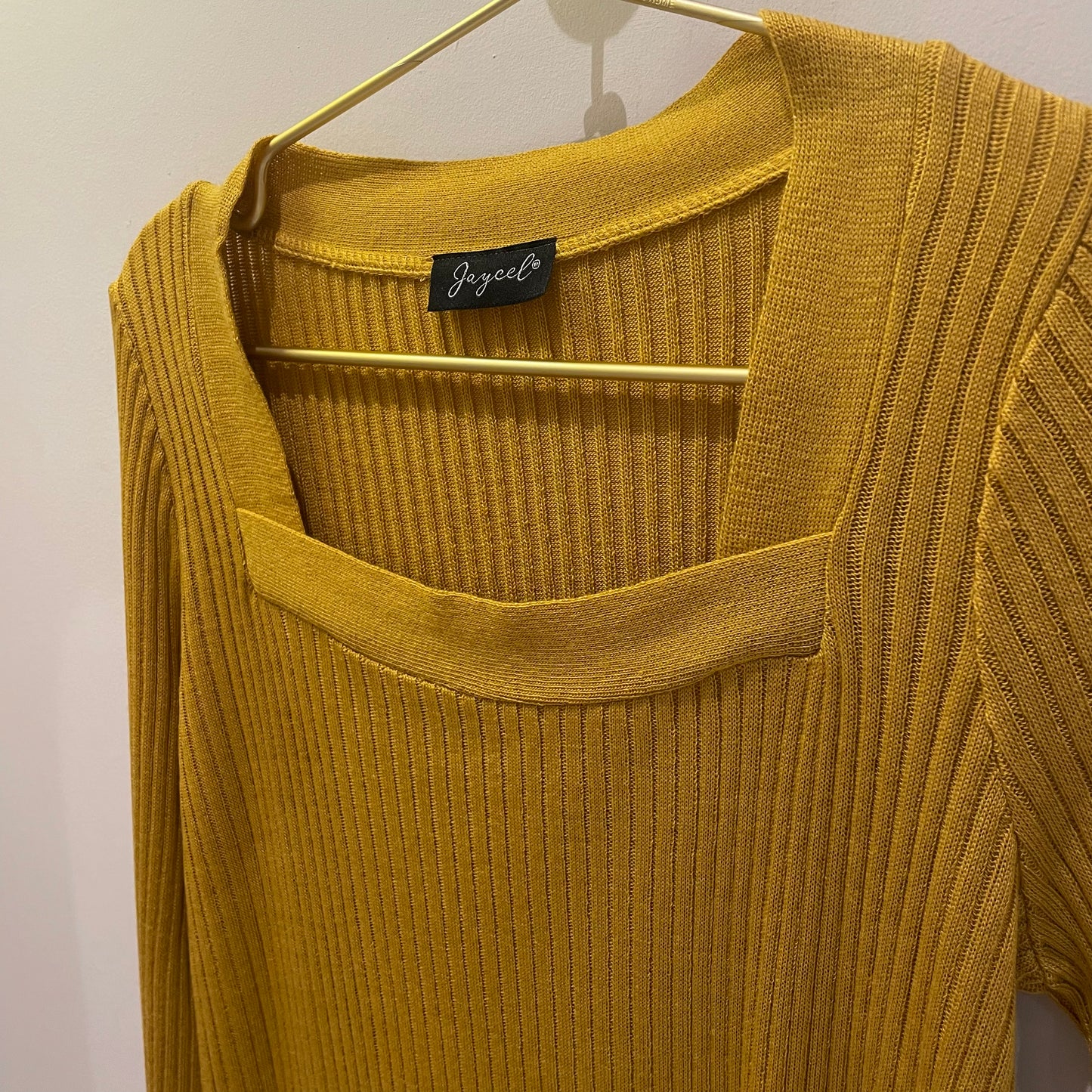 TOP ESCOTE CUADRADO MOSTAZA