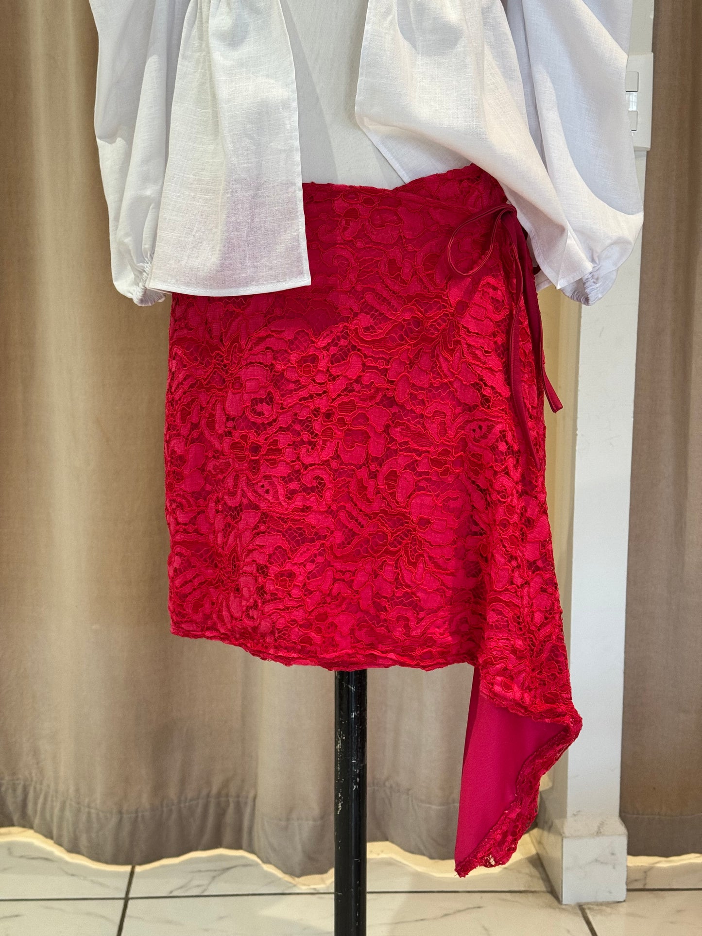 FALDA PAREO ENCAJE FUCSIA