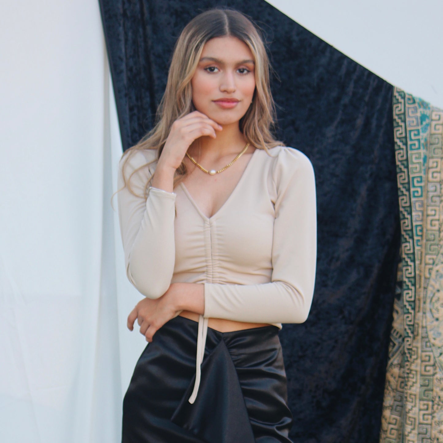 TOP MANGA ABULLONADA FRUNCE BEIGE