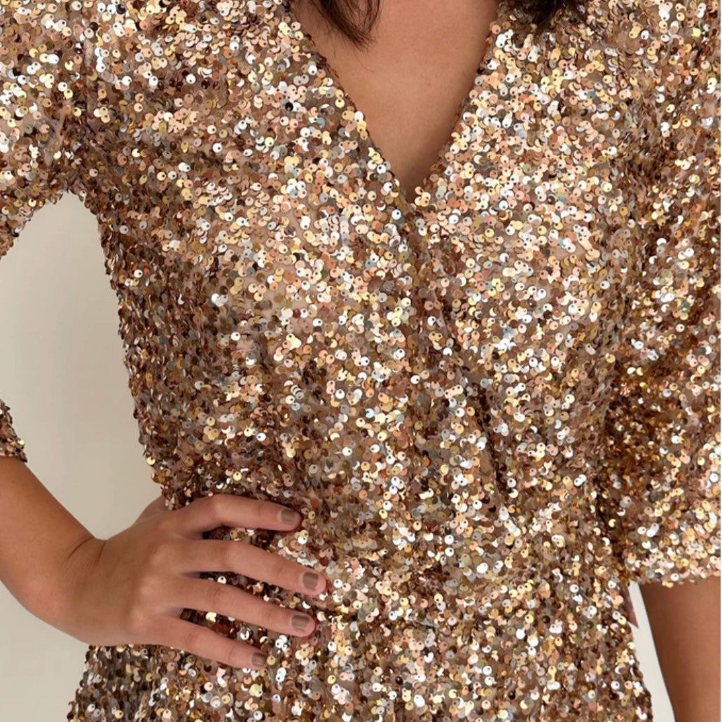 BREAK GOLD AND SILVER SEQUINS